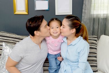 Ebeveynler ve çocuklar sevgi onların yanaklarından öperek gösterilen.