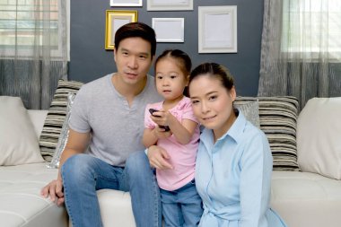 Ebeveynler ve çocuklar mutlu televizyon seyrederken.