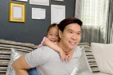 Kız mutlu baba'nın boyun sürme.