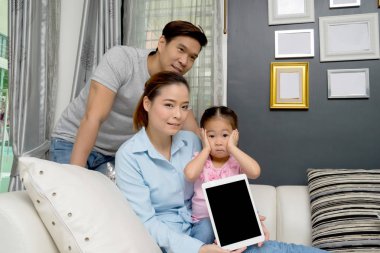 Ebeveynler ve çocuklar tablet mutlu oynuyorlar.