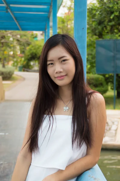 Aantrekkelijke Jonge Vrouw Genieten Van Haar Tijd Buiten Openbaar Park — Stockfoto