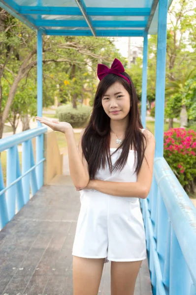 Aantrekkelijke Jonge Vrouw Genieten Van Haar Tijd Buiten Openbaar Park — Stockfoto