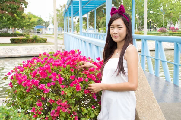 Aantrekkelijke Jonge Vrouw Genieten Van Haar Tijd Buiten Openbaar Park — Stockfoto