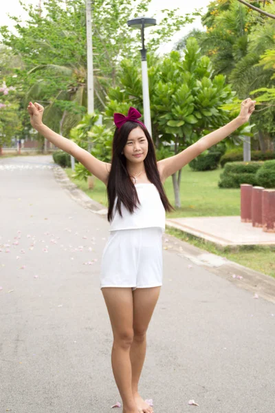 Atractiva Joven Disfrutando Tiempo Aire Libre Parque Público —  Fotos de Stock