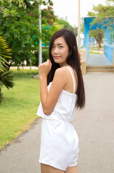 Aantrekkelijke Jonge Vrouw Genieten Van Haar Tijd Buiten Openbaar Park — Stockfoto