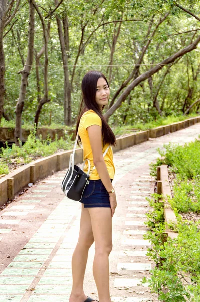 Jovem Atraente Desfrutando Seu Tempo Fora Parque Público — Fotografia de Stock