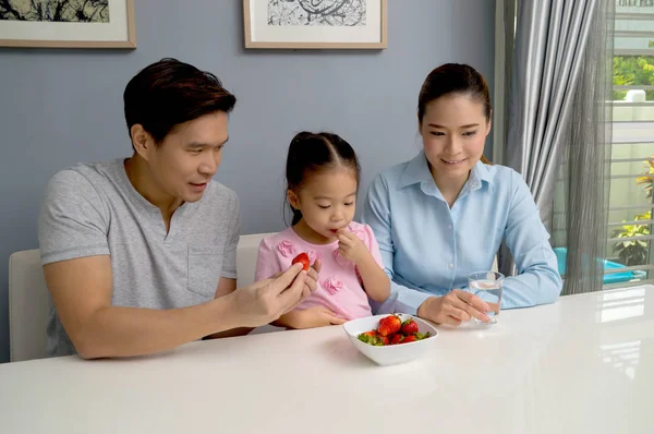 Ouders Kinderen Zijn Het Eten Van Aardbeien Gelukkig — Stockfoto