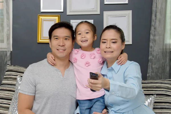 Ebeveynler ve çocuklar mutlu televizyon seyrederken.