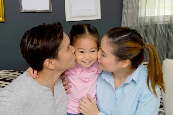 Ouders Kinderen Tonen Liefde Door Hun Wangen Zoenen — Stockfoto