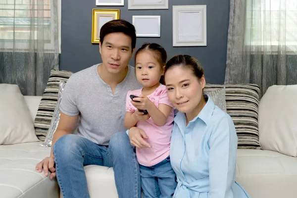 Ebeveynler ve çocuklar mutlu televizyon seyrederken.