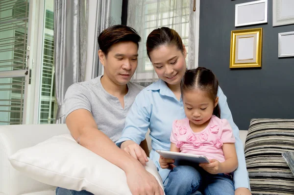 Les Parents Les Enfants Jouent Tablette Heureux — Photo