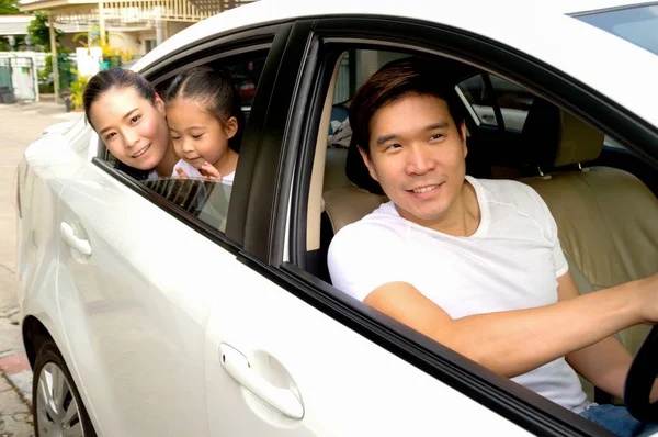 Los Padres Las Hijas Están Contentos Con Sus Coches — Foto de Stock