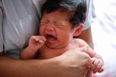 Yeni doğan kavramı. Yeni doğmuş bebekler bir yatakta uyuyor. Bebek beyaz yatak odasında mı.