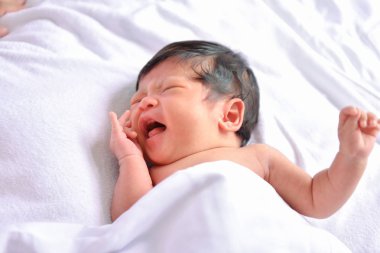 Yeni doğan kavramı. Yeni doğmuş bebekler bir yatakta uyuyor. Bebek beyaz yatak odasında mı.