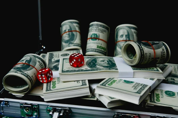 赌博概念 商人在赌场赌博 押注对投资者来说是一场赌博 商人在黑色背景下玩纸牌游戏 — 图库照片