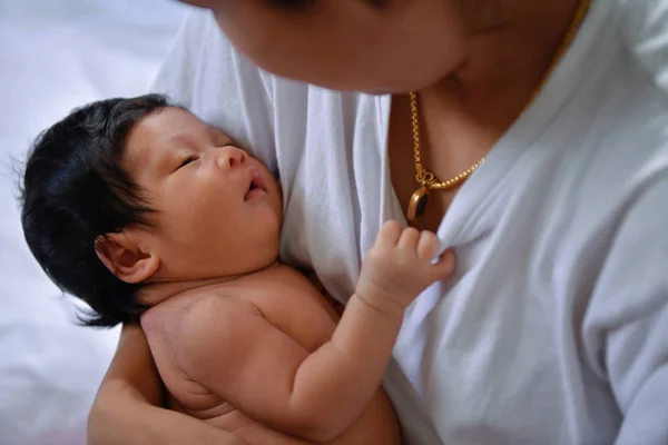 Conceito Recém Nascido Recém Nascidos Dormem Numa Cama Bebê Está — Fotografia de Stock