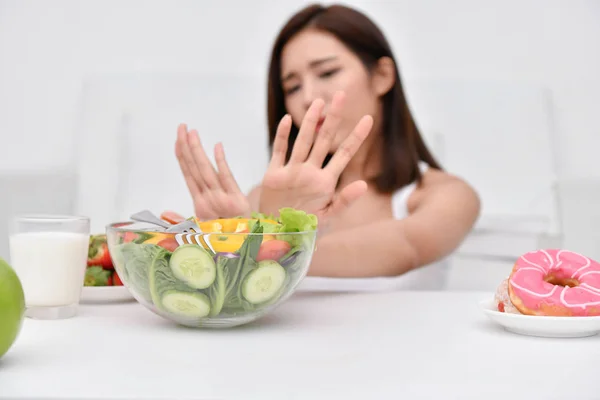 여자는 그들의 손으로 됩니다 아시아 여자는 음식을 — 스톡 사진