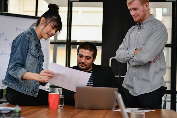 Concepto Negocio Gente Negocios Reúne Oficina Empresarios Están Trabajando Juntos — Foto de Stock