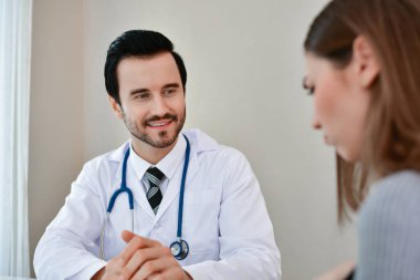 Sağlık kavramları. Doktor hastanın sağlık inceliyor. Hastalar doktora gelmek mutluyuz. Tıbbi sınav sonuçları ve hastalar için tıbbi danışmanlık. Hastanın rahatlatır.