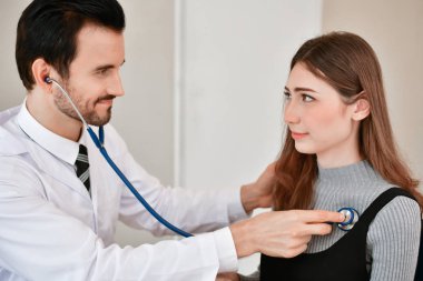 Sağlık kavramları. Doktor hastanın sağlık inceliyor. Hastalar doktora gelmek mutluyuz. Tıbbi sınav sonuçları ve hastalar için tıbbi danışmanlık. Hastanın rahatlatır.