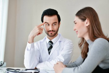 Sağlık kavramları. Doktor hastanın sağlık inceliyor. Hastalar doktora gelmek mutluyuz. Tıbbi sınav sonuçları ve hastalar için tıbbi danışmanlık. Hastanın rahatlatır.