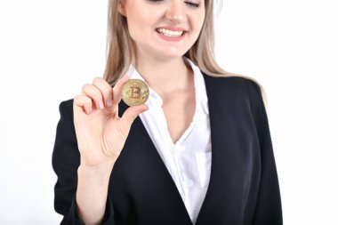bit-para iş kavramı. Güzel iş kadını parasını sayıyor. Genç iş para zevk ve kazanç. Genç iş mutlu ve bitcoin ile para tasarrufu