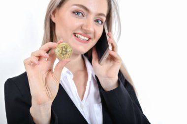 bit-para iş kavramı. Güzel iş kadını parasını sayıyor. Genç iş para zevk ve kazanç. Genç iş mutlu ve bitcoin ile para tasarrufu
