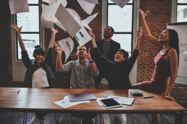 İş kavramı. İşadamları rahat çalışıyoruz. İşadamları kağıtları atma vardır.