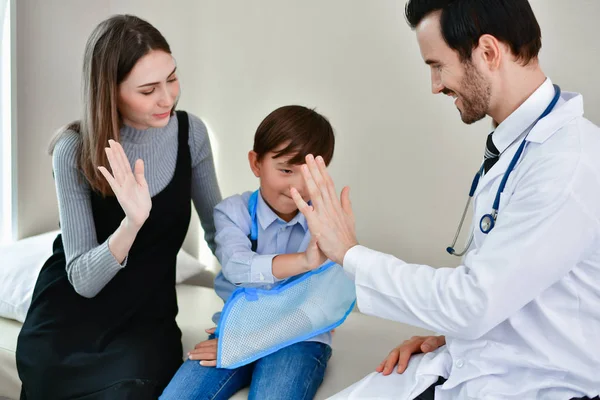 健康概念 医生对病人夹板 医生正在检查一块骨夹板 小孩子在医治医生方面很高兴 医生特写图像 — 图库照片
