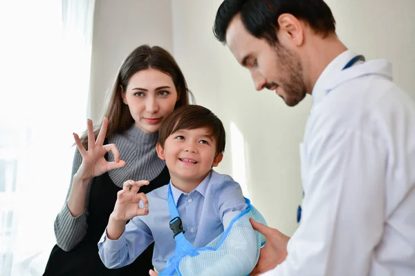 Hälsa Begrepp Läkaren Skenor Till Patienten Läkaren Undersöker Bettskena Ben — Stockfoto