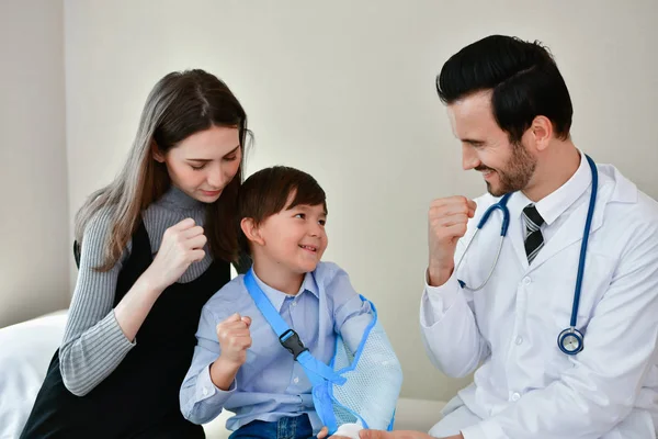 Koncepce Zdravotnictví Doktor Dlahování Pacientovi Lékař Zkoumá Kostní Dlaha Malé — Stock fotografie