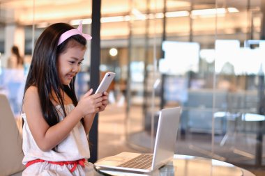 Eğitim kavramları. Kız kütüphanede ders çalışıyor. Güzel kız mutlu öğrenme vardır.