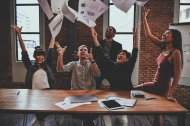 İş kavramı. İşadamları rahat çalışıyoruz. İşadamları kağıtları atma vardır.