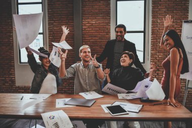 İş kavramı. İşadamları rahat çalışıyoruz. İşadamları kağıtları atma vardır.