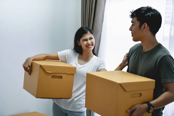 Casa Mudanza Concepto Joven Asiático Lleva Sus Pertenencias Mujeres Asiáticas —  Fotos de Stock