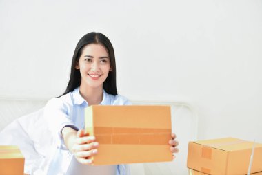 KOBİ iş kavramı. Gençler onların paketleri yüklüyorsunuz. Teslim iş küçük ve orta işletme (KOBİ). Genç kadın evde çalışıyor. Sahibi genç başlatmak için iş Online.