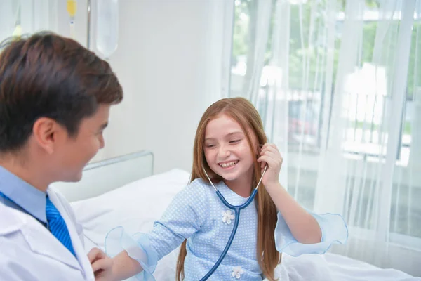 Sağlık Kavramları Doktor Çocuğun Sağlığını Inceliyor Çocuk Hastanede Mutluyuz — Stok fotoğraf