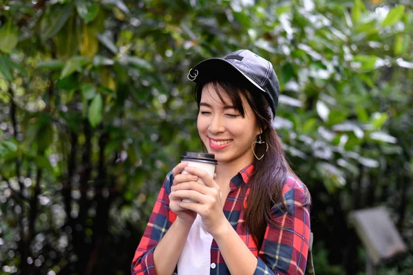 Kaffeetrinken Asiatische Mädchen Trinken Gerne Kaffee Schöne Asiatische Mädchen Inhalieren — Stockfoto