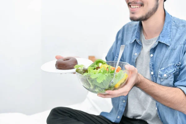 Concetto Alimentazione Sana Gli Uomini Asiatici Scelgono Mangiare Con Mani — Foto Stock