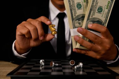 Liderlik kavramları. Satranç bir liderdir. Satranç karşılaştırarak bir stratejik iş planı olduğunu. Siyah bir arka plan üzerinde satranç oyunu.