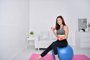 Egzersiz kavramı. Güzel kız evinde egzersiz olduğunu. Güzel kız onun sağlığı çok iyi bakıyor.