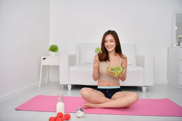 Concepto Alimento Nutricional Hermosa Chica Cuida Salud Comiendo Verduras Los —  Fotos de Stock