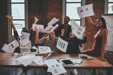 İş kavramı. İşadamları rahat çalışıyoruz. İşadamları kağıtları atma vardır.