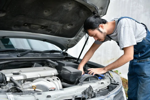 Concepto Reparación Coches Los Asiáticos Están Reparando Coches Carretera Asiático — Foto de Stock