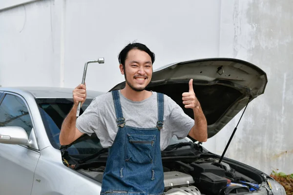 Car Repair Concept Asian People Repairing Cars Roadside Asian Guy — Stock Photo, Image