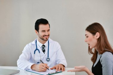 Sağlık kavramları. Doktor hastanın sağlık inceliyor. Hastalar doktora gelmek mutluyuz. Tıbbi sınav sonuçları ve hastalar için tıbbi danışmanlık. Hastanın rahatlatır.