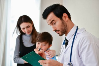 Sağlık kavramları. Doktor hastaya splint. Doktor kemik alçıya inceliyor. Küçük çocuk doktoru iyileşmesinde mutluyuz. Bir doktor yakın çekim görüntüsü