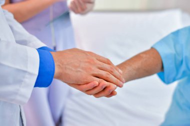 Bakım şifa kavramı. Doktor yaşlı kadın iyileşiyor. Doktor hastanede çalışıyor. Doktorlar teşvik ve yaşlı hastalarda tedavi.