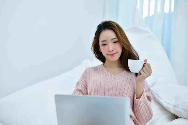 Concepto Invierno Las Mujeres Están Tocando Cuaderno Dormitorio Mujer Usando —  Fotos de Stock