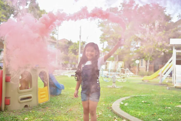 Concepto Juego Infantil Chica Está Jugando Humo Jardín Chica Sonríe —  Fotos de Stock